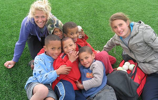 Lena Jacobi (l.) und Hannah Pehle mit einigen der Kinder des Grootbos Hockey Projektes in Sdafrika.