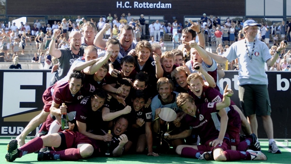 Pure Freude beim UHC-Team mit dem EHL-"Pott". Foto: Frank Uijlenbroek/EHL