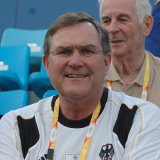 Bundesverteidigungsminister Jung, dahinter Ex-Fußballschiedsrichter Walter Eschweiler. Foto: U.Meyer