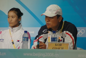 Wenig gute Laune bei Kapitänin Ok und Trainer Soo bei der Pressekonferenz. Foto: Uli Meyer