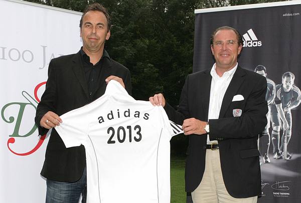 Christian Cohrs (T.H.W., links) und Stephan Abel mit einem Trikot, das die Laufzeit des Vertrages bis 2013 verdeutlicht.