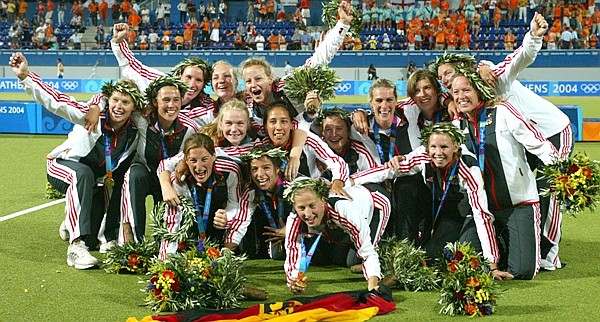 Deutschlands Hockeydamen bejubeln 2004 in Athen die erste olympische Goldmedaille der Verbandsgeschichte. Copyright: Wolfgang Sternberger