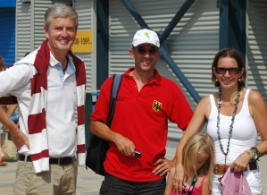 Bernhard Peters (l.) mit Ehefrau Britta und Junioren-Bundestrainer Uli Forstner im Hockey-Olympiastadion. Foto: U.Meyer