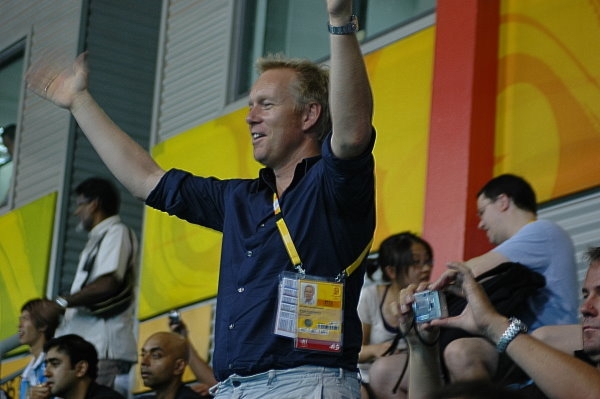 Johannes B. Kerners Jubel beim Schlusspfiff. Der Mann von Britta Becker verfolgte das Finale auf der Tribüne. Foto: U. Meyer