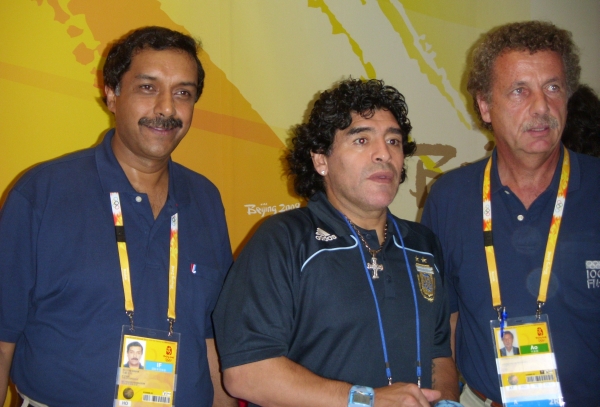 Argentinien hatte die Untersttzung eines "Gttlichen" - Diego Maradona hier u.a. mit FIH-Mastercoach Ikram