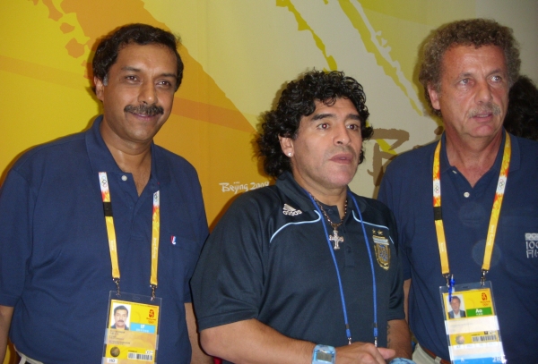 Argentinien hatte die Unterstützung eines "Göttlichen" - Diego Maradona hier u.a. mit FIH-Mastercoach Ikram