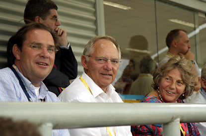 Innenminister Wolfgang Schuble verfolgte mit Stephan Abel und FIH-Prsidentin Els van Breda das kleine Finale.