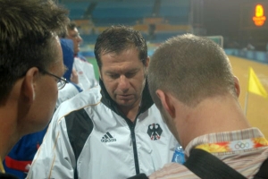 Der Bundestrainer stellte sich nach diesem Sieg natrlich gern den Medienvertretern. Foto: Uli Meyer