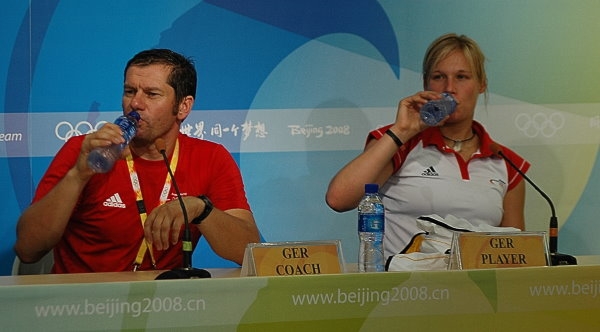 Michael Behrmann und Kristina Reynolds bei der Pressekonferenz - beide ziemlich durstig. Foto: U. Meyer