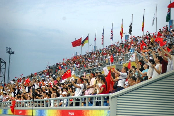 Erstmals ber 10.000 Zuschauer im 12.000 Menschen fassenden Hockeystadion am Sonntag beim Spiel China gegen Neuseeland. Foto: U. Meyer