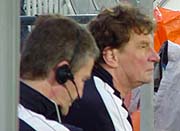 Vor allem in der ersten Halbzeit skeptische
Blicke auf das Spielfeld - Bernd Schpf und Bundestrainer Bernhard Peters mit Headset