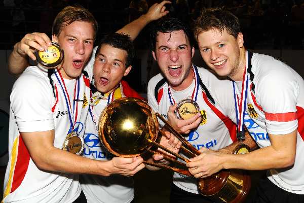 Die Berliner Crew im WM-Team mit dem Pokal. Copyright: worldsportpics.com