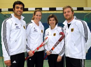Kaisal Saadi, sein Co-Trainer Claas Henkel und die beiden Olympiasiegerinnen von 2004 im WM-Team, Fanny Rinne und Natascha Keller