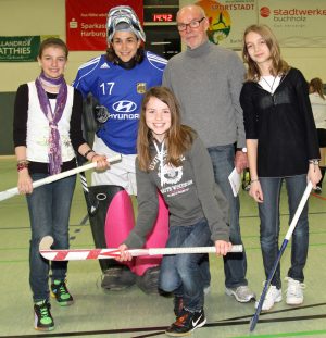 Nationalkeeperin Babsi Vogel mit Buchholzer Hockeyspielern, die die Trainings des Teams eifrig besuchten.