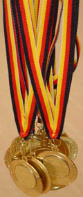 Schwarz-Rot-Gold am Bande: DIE Medaillen! (© 2004 BHV)