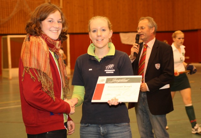 Marei Albig-Borek und Nina Niedermeyer (Jugendvertreterkommission JVK) - Die JVK verlieh den U16-Gewinner das nationale Zertifikat