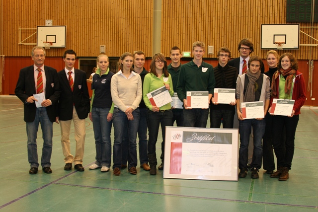 Die Gruppe der Zertifikatsgewinner fr "Junges Engagement" zusammen mit Wolfgang Hillmann