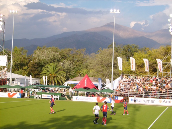 Der Blick über das Stadion in Chile bis hin zu den mächtigen Gebirgszügen vor den Toren Santiagos. Foto: Geiger