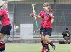 Kapitnin Franziska Stern und Julia Karwatzky auf dem Weg zur kollektiven Jubeltraube. Foto: Wolfgang Sternberger