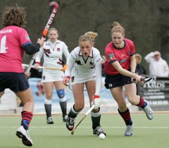 Harte Zweikmpfe prgten das Match der Gruppenfavoriten. Foto: Wolfgang Sternberger