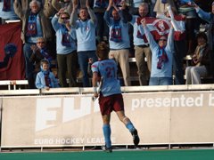 Moritz Fürste lässt sich für sein 3:0 von den UHC-Fans feiern. Foto: EHL