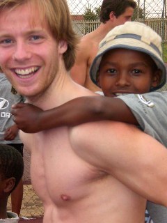 Christoph Menke beim Spielen mit den Kindern.