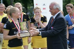 ...und da war es dann auch zu verwinden, dass Leandro Negre bei der Siegerehrung den Pokal wieder in die Hände der Niederländerinnen gab. Foto: Wolfgang Sternberger