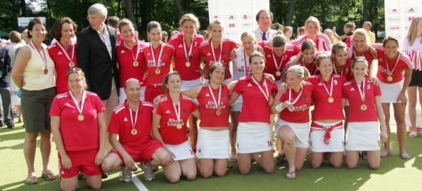Freude über Bronze. Das RWK-Team mit NRW-Innenminister Ingo Wolf (3.v.l.). Foto: Wolfgang Sternberger