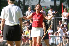 ...und Franzi Gude konnte auch die Nicht-Anerkennung des Tores von Maike Stöckel nicht nachvollziehen. Foto: Wolfgang Sternberger