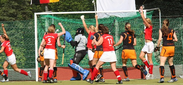 Gro war der Jubel, nachdem durch das 2:1 das Spiel um Platz drei erreicht war. Foto: Wolfgang Sternberger