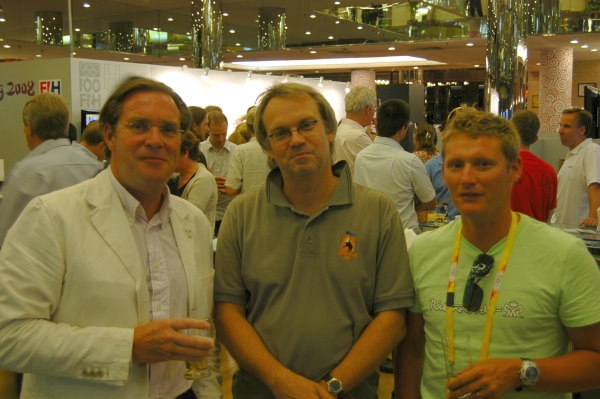 Stephan Abel mit den Hockeyjournalisten Andreas Hardt (M., sid) und Jens Marx (r., dpa)