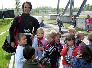Tibor Weienborn mit Kindern