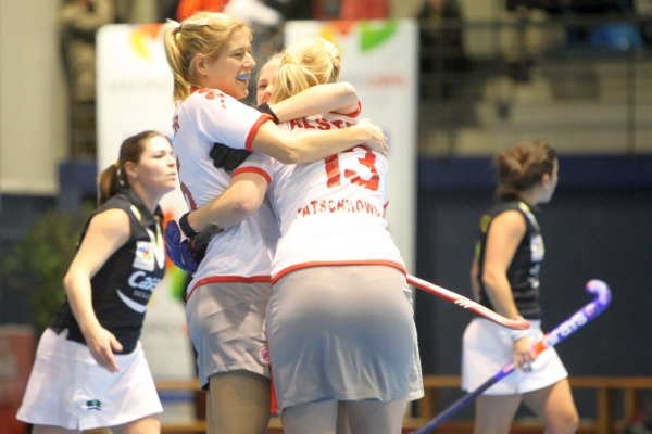 Katharina Scholz herzt die zweifache Torschützin Uli patschkowski. Foto: Sternberger