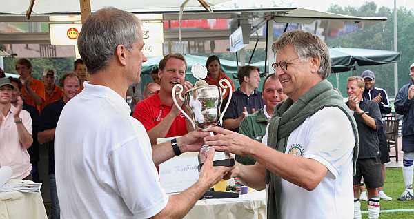 bergabe des HoTeGo Pokals durch Knngels-Mannschaftsfhrer und Turnierorganisator Peter Krschgen an den Mannschaftsfhrer des siegreichen Triple Talent Teams aus Dsseldorf, Dr. Martin Schlenker.
