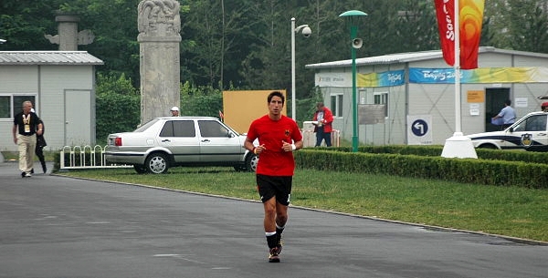 Jan Marco Montag beim Warmlaufen hinter dem Stadion...