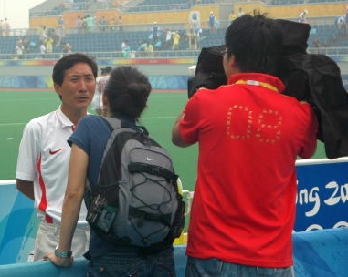 Chinas koreanischer Coach Changback Kim im TV-Interview. Foto: Uli Meyer