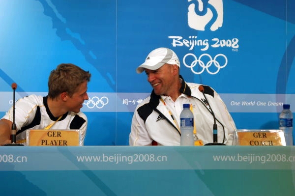 Der Kapitän und der Bundestrainer entspannt in der Pressekonferenz nach dem Auftaktmatch. Foto: Uli Meyer