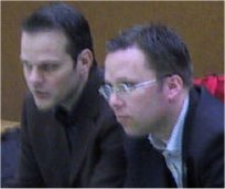 Carsten Moeser und Jan Jochen Rommel, beide Mitglieder der Turnierleitung in Frankfurt, beobachten die Schiedsrichter.