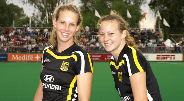 Fanny Rinne und Anke Kühn im gut gefüllten Stadion von Mendoza. Foto: Gassert