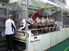 ...dafür sitzt die Mannschaft auf der Auswechselbank ungewohnt erhöht. Ist aber nicht eine Art Ehrung des Weltmeisters, sondern wird allen Teams in dieser Form zuteil. Fotos: Heimpel
