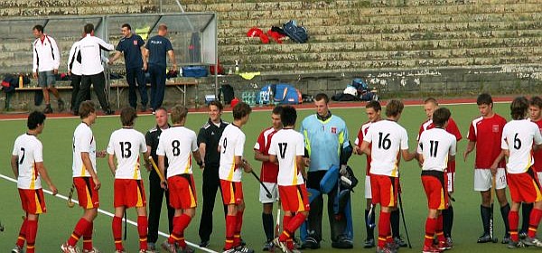 Shakehands im Berliner Olympia-Stadion - Foto © Jochen Kohl