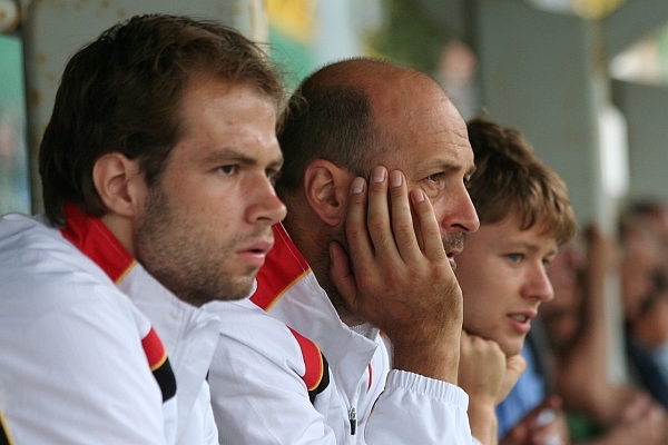 Besorgte Zuschauer: Tobias Franzke, Uli Weise, Martin Häner. Foto: Greg Wesley
