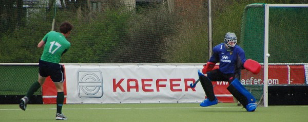 Schöne Rettungstat von Nico Jacobi mit dem Handschuh. Foto: F. Selzer