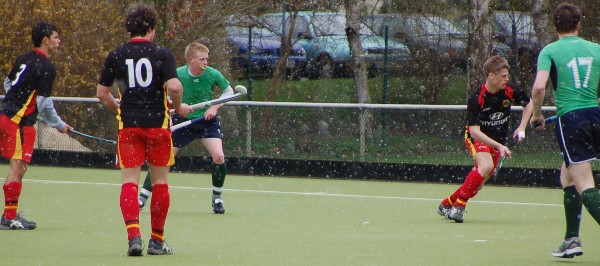 Dichtes Schneetreiben behinderte das Match zeitweilig. Foto: F. Selzer