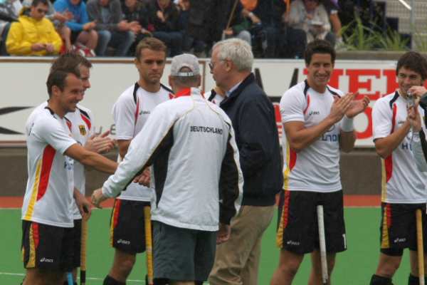 Matthias Witthaus wurde vor dem Korea-Spiel von DHB-Vizepräsident Hans Baumgartner für seinen 300. Einsatz geehrt. Foto: Dr. Wolfgang Sternberger