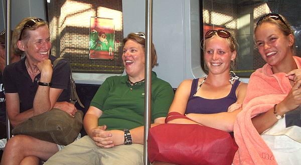 Bahnfahrt in Boston mit Delegationsleiterin Dagmar von Livonius und Teammanagerin Nina Lemmen (v.l.)
